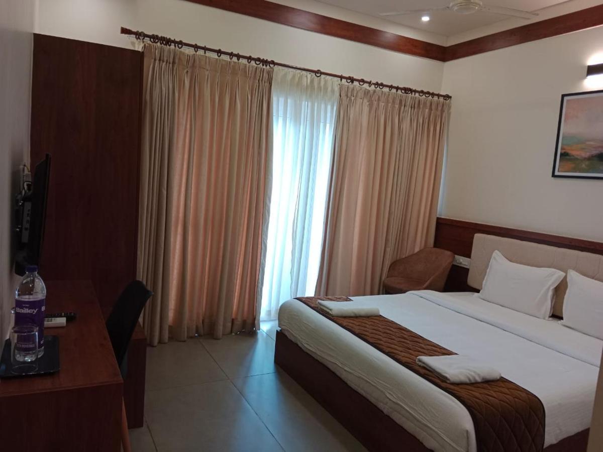 Отель Royalton Residency Mundakayam Экстерьер фото