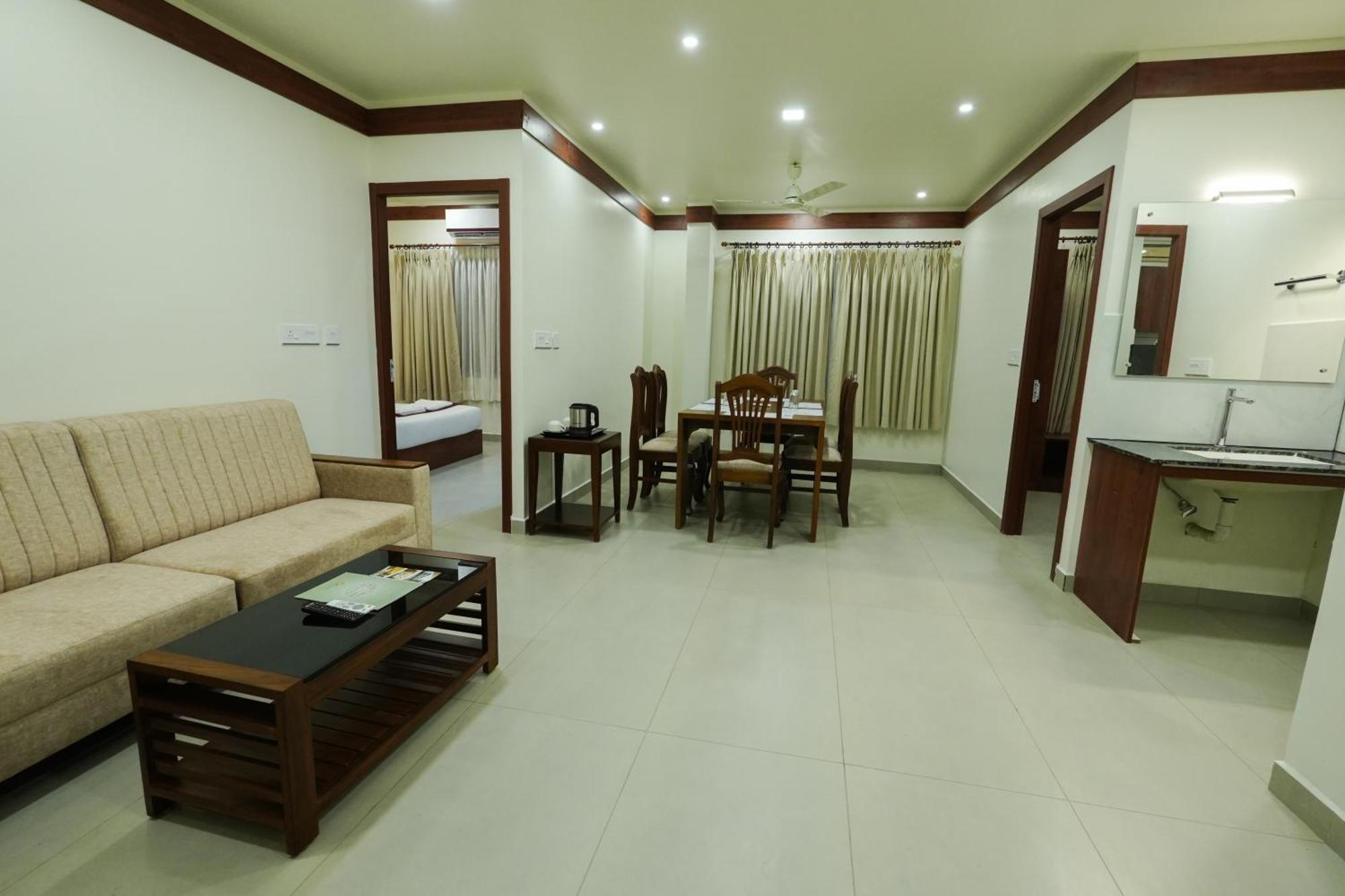 Отель Royalton Residency Mundakayam Экстерьер фото